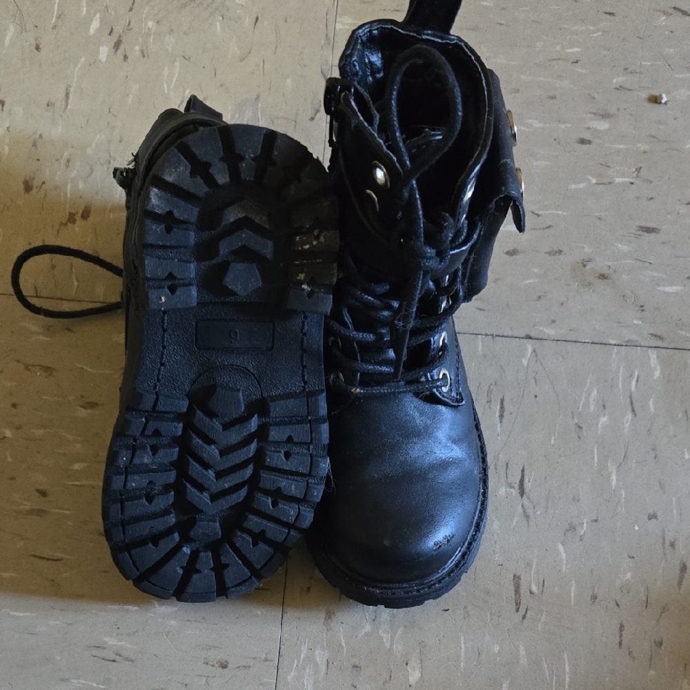 Black Leather Combat Boots with Lace-Up Design - Picture 4 of 6